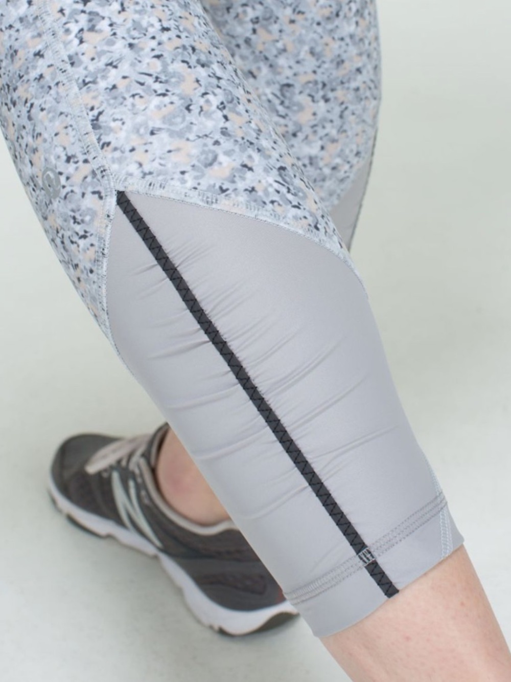✨ Lululemon Pace Queen Tight Size 4 Fleur Silver Spoon Cropped Leggings Size 4 - Picture 4 of 12